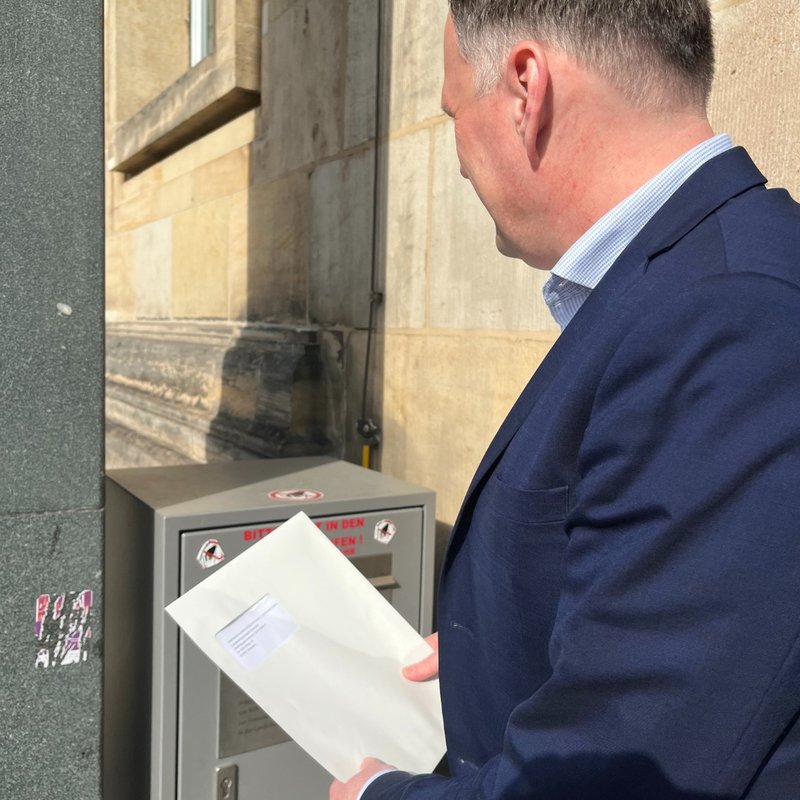 Andre Schollbach wirft die Anzeige unseres Bürgerbegehrens in den amtlichen Briefkasten